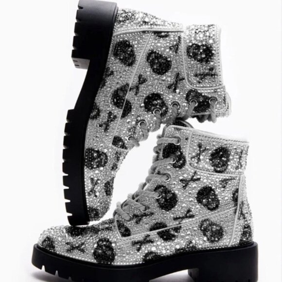 Betsey Johnson Silver Skull Boots! Size 8 - Picture 1 of 4